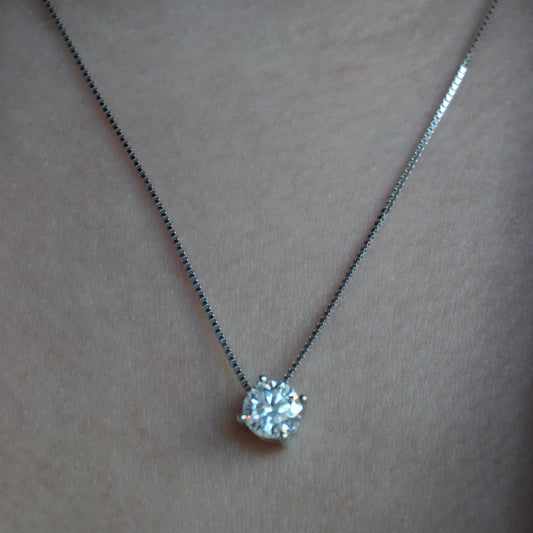 Collar de Plata bañada en Rodio estilo Solitario de Moissanita 1 CT.
