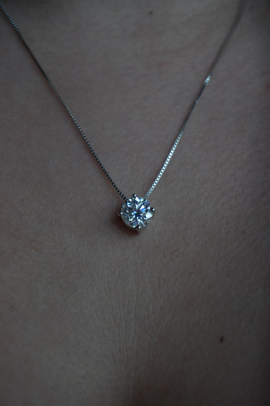 Collar de Plata bañada en Rodio estilo Solitario de Moissanita 2 CT.