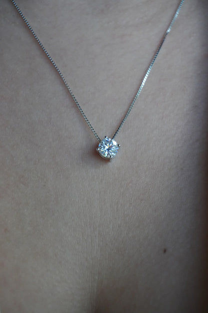 Collar de Plata bañada en Rodio estilo Solitario de Moissanita 2 CT.